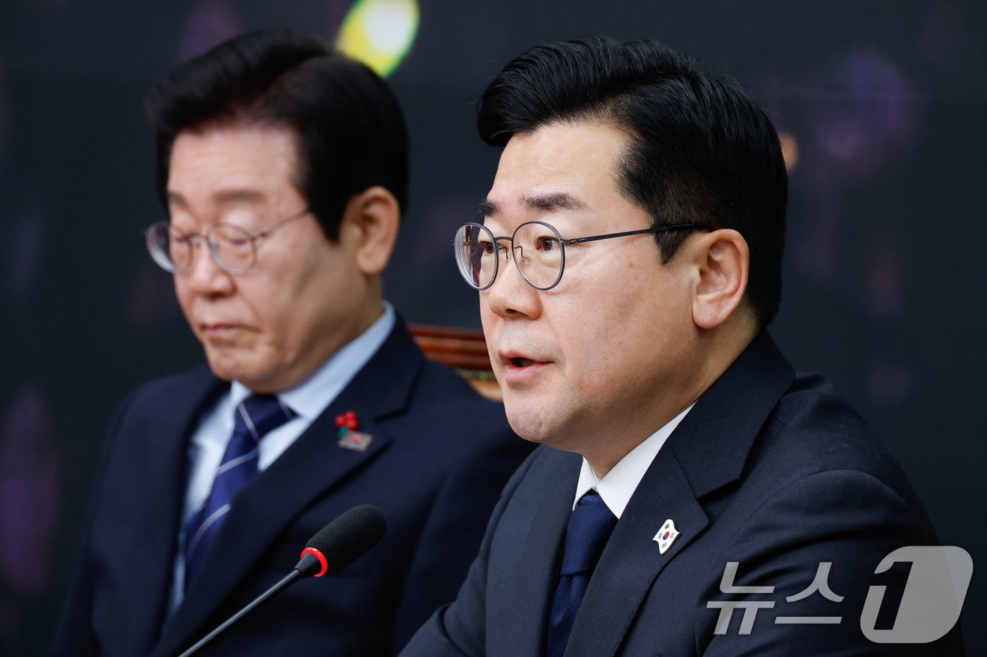 본문 이미지 - 박찬대 더불어민주당 원내대표가 23일 오전 서울 여의도 국회에서 열린 최고위원회의에 참석해 모두 발언하고 있다. 왼쪽은 이재명 대표. 2024.12.23/뉴스1 ⓒ News1 안은나 기자