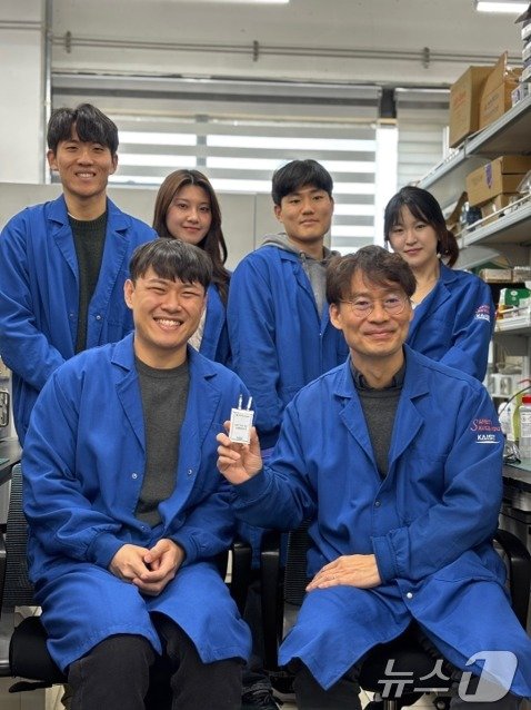 뒷줄 왼쪽부터 시계방향으로 KAIST 김세진 박사과정, 신예원 석사과정, 김동우 석사과정, 조혜나 석사, 김희탁 교수, 김일주 박사과정. &#40;KAIST 제공&#41;/뉴스1