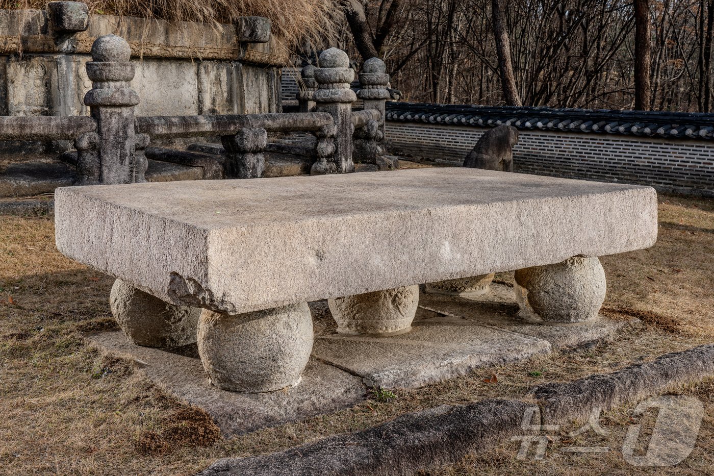 본문 이미지 - 보존처리 및 복원 후의 건원릉 혼유석과 고석_남서면_궁능유적본부_서헌강. 국가유산청 제공.