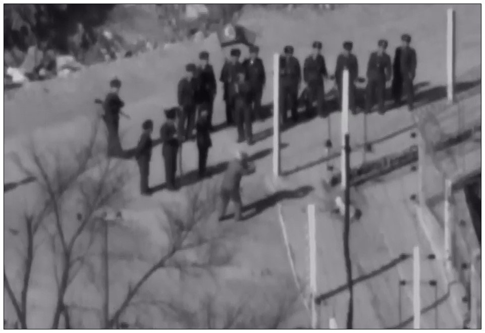 본문 이미지 - 북한군이 동물을 이용해 전기철책을 시험하는 모습.(합참 제공)