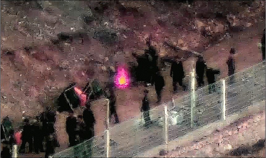 본문 이미지 - 모닥불 주변에 모인 북한군의 모습.(합참 제공)