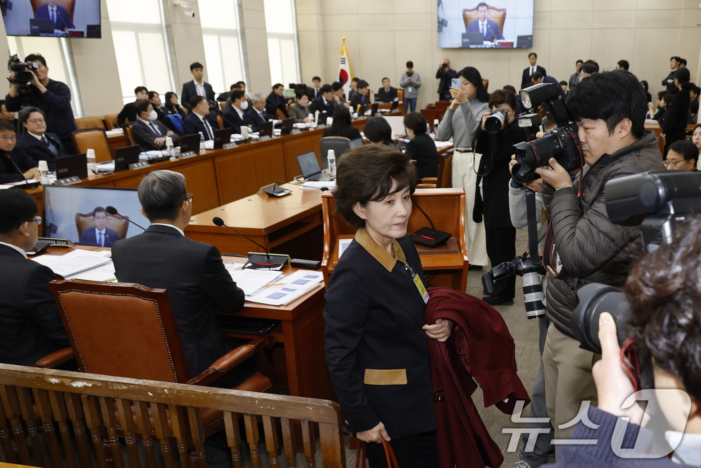 (서울=뉴스1) 안은나 기자 = 박선영 진실화해를위한과거사정리위원회 위원장이 23일 서울 여의도 국회에서 열린 행정안전위원회 전체회의에서 신정훈 위원장과 야당 요구에 의해 퇴장하고 …