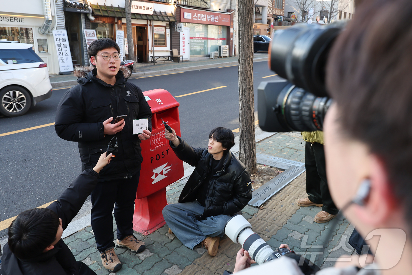 (서울=뉴스1) 김도우 기자 = 강태성 전국 대학생 시국회의 활동가가 23일 서울 용산구 한남동우체국 앞에서 전국 대학생들이 윤석열 대통령을 향한 마음을 담은 크리스마스 편지를 윤 …