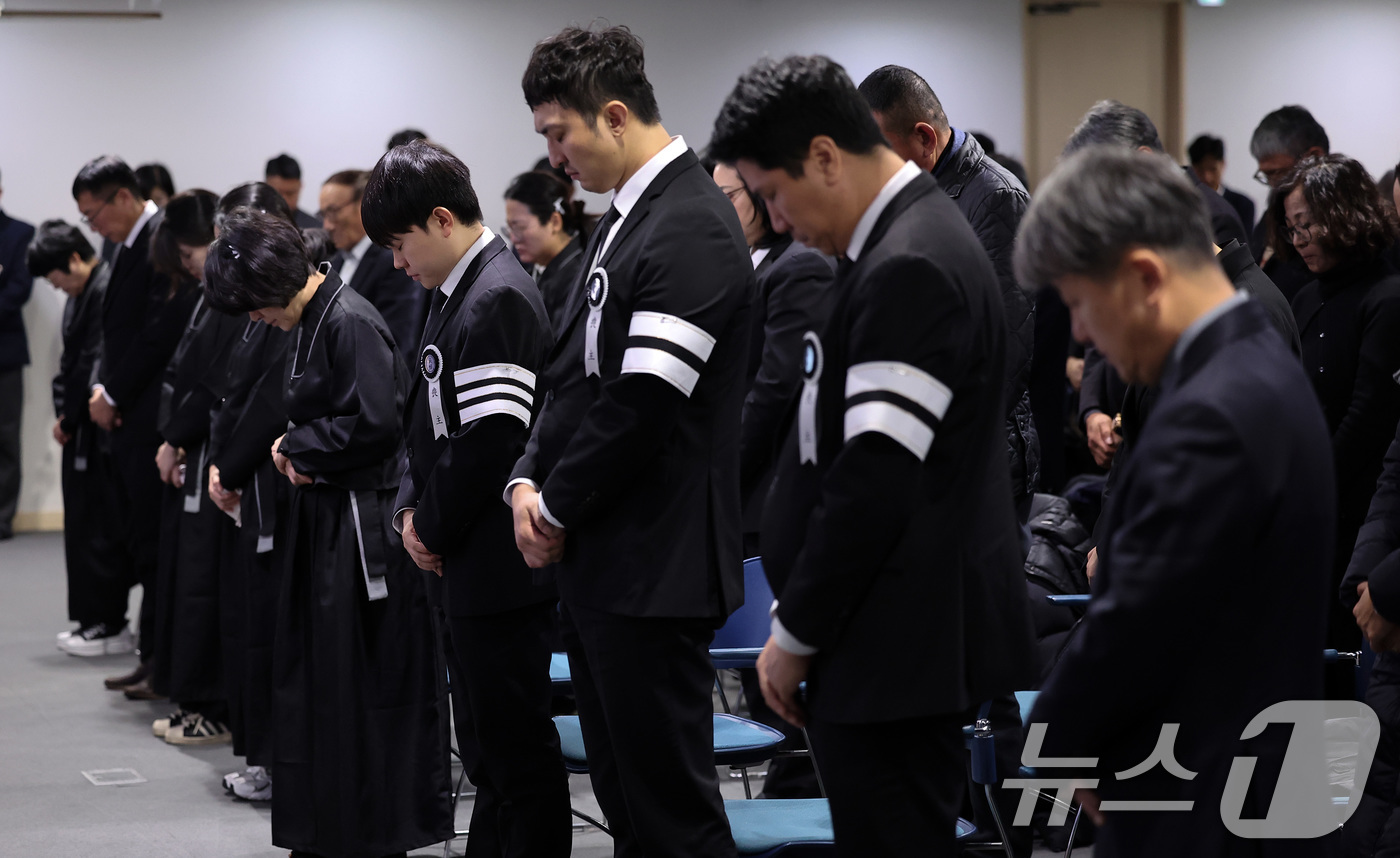 (서울=뉴스1) 김성진 기자 = 23일 서울 종로구 축구회관에서 故 오규상 한국여자축구연맹회장의 영결식이 엄수되고 있다오 회장은 17년 동안 여자축구연맹 수장을 맡았던 '여자축구의 …