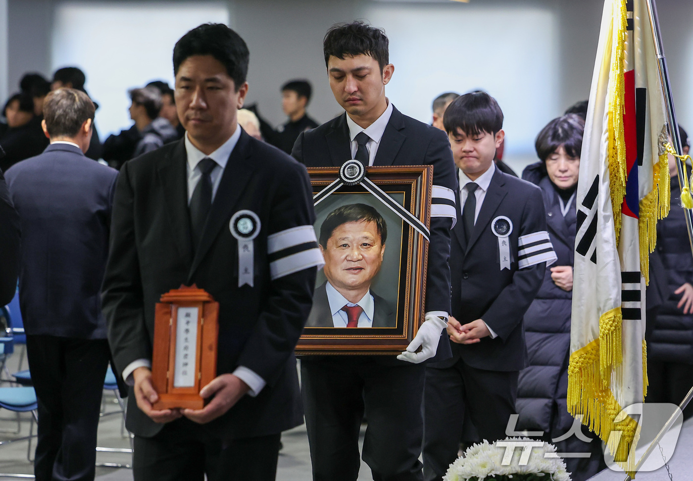 (서울=뉴스1) 김성진 기자 = 23일 서울 종로구 축구회관에서 故 오규상 한국여자축구연맹회장의 영결식이 엄수되고 있다.오 회장은 17년 동안 여자축구연맹 수장을 맡았던 '여자축구 …