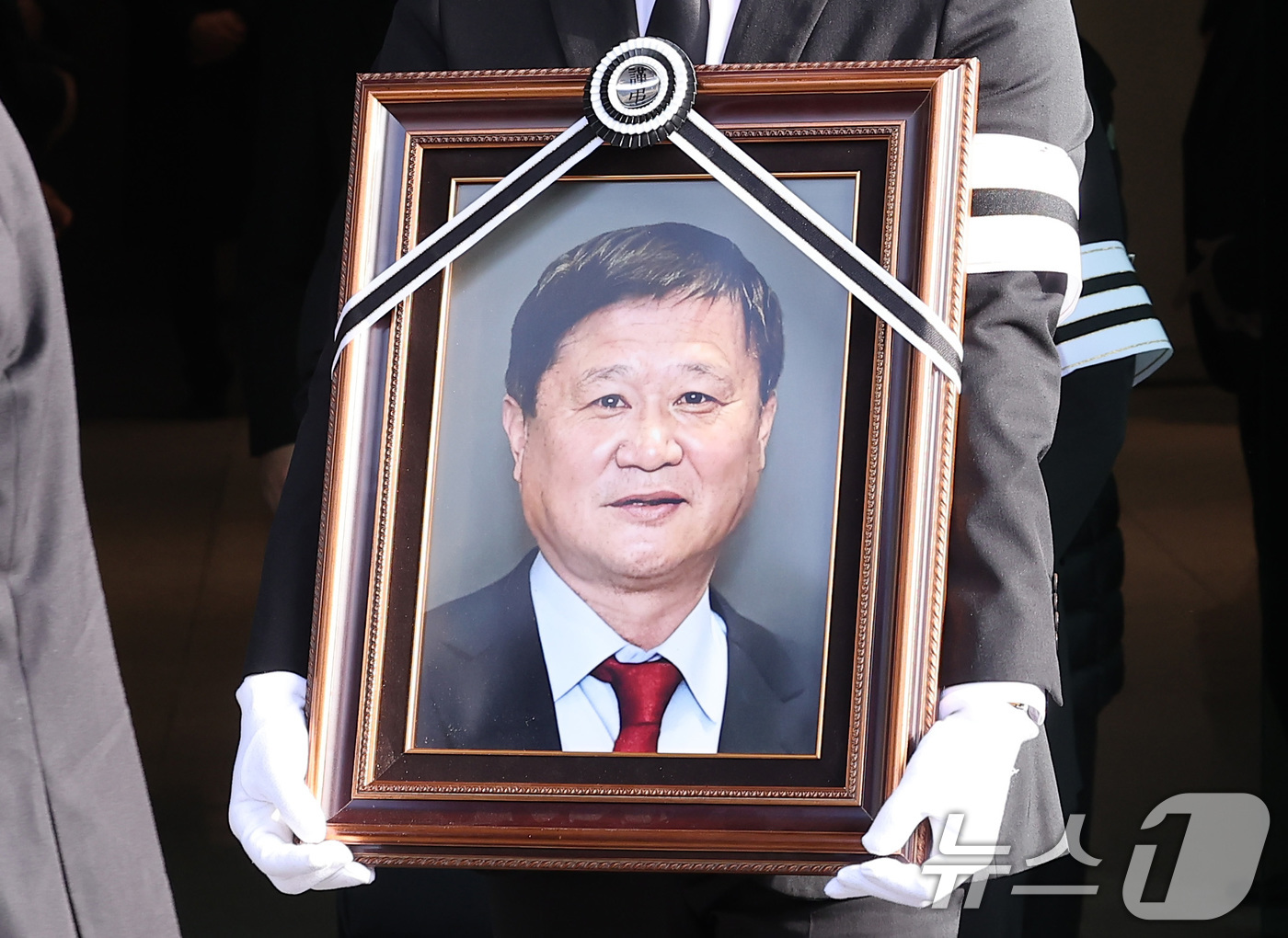 (서울=뉴스1) 김성진 기자 = 23일 서울 종로구 축구회관에서 故 오규상 한국여자축구연맹회장의 영결식이 엄수되고 있다오 회장은 17년 동안 여자축구연맹 수장을 맡았던 '여자축구의 …