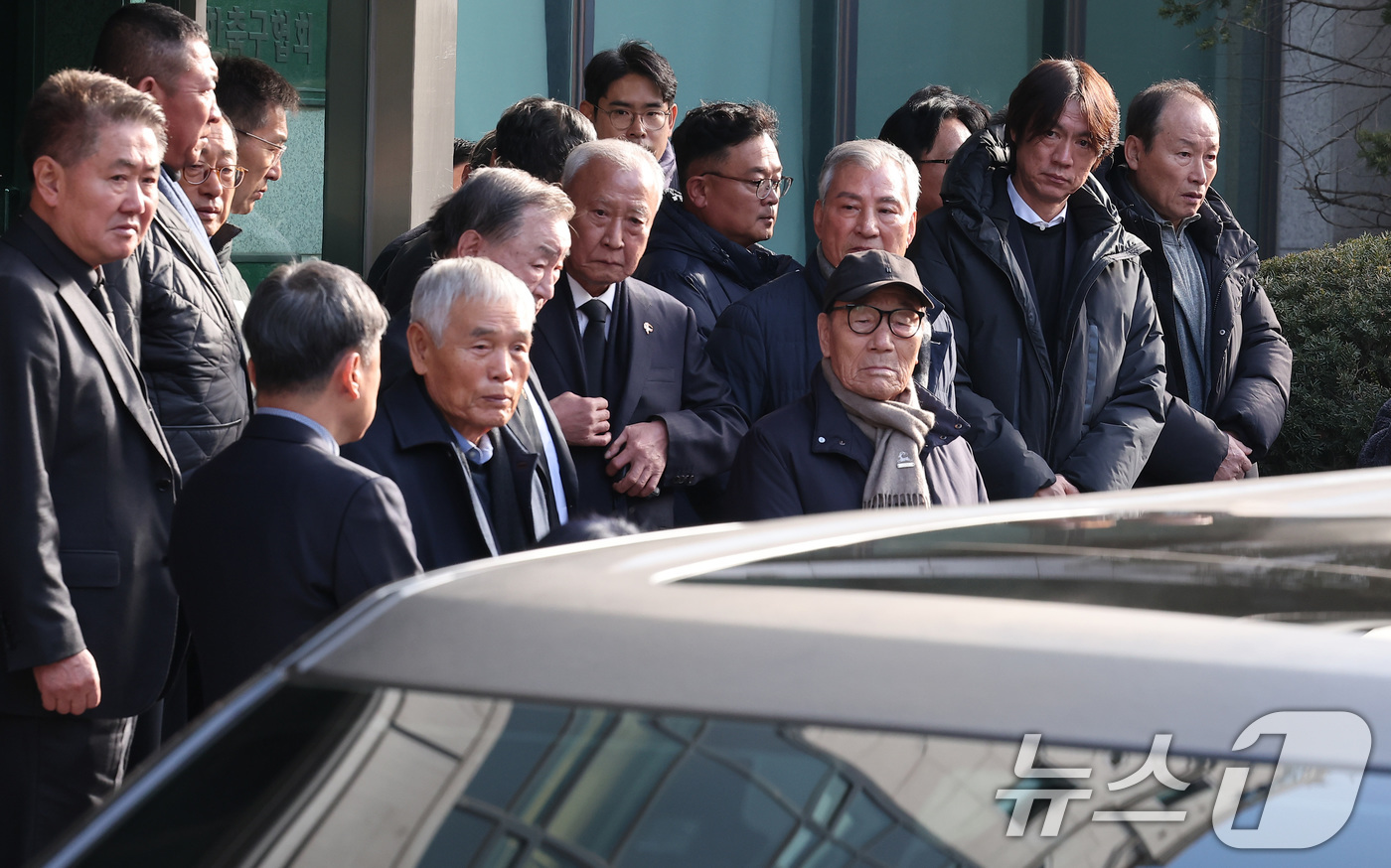 (서울=뉴스1) 김성진 기자 = 홍명보 축구대표팀 감독을 비롯한 축구 관계자들이 23일 서울 종로구 축구회관에서 열린 故 오규상 한국여자축구연맹회장 영결식에서 고인을 마중하고 있다 …