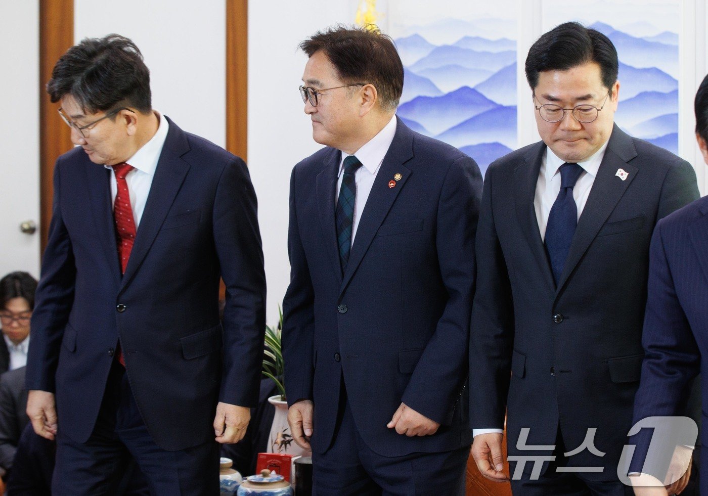 우원식 국회의장&#40;가운데&#41;과 권성동 국민의힘 대표 권한대행 겸 원내대표&#40;왼쪽&#41;, 박찬대 더불어민주당 원내대표가 23일 오전 서울 여의도 국회 의장실에서 양당 원내대표 회동 전 기념촬영을 하고 있다. &#40;공동취재&#41; 2024.12.23/뉴스1 ⓒ News1 안은나 기자