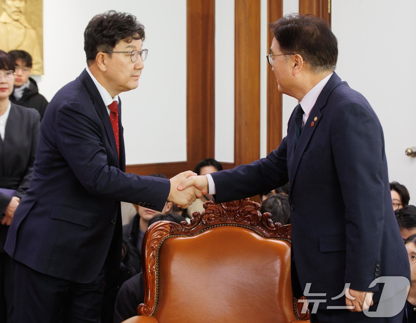 (서울=뉴스1) 안은나 기자 = 우원식 국회의장과 권성동 국민의힘 대표 권한대행 겸 원내대표가 23일 오전 서울 여의도 국회 의장실에서 열린 양당 원내대표 회동에서 인사를 나누고 …