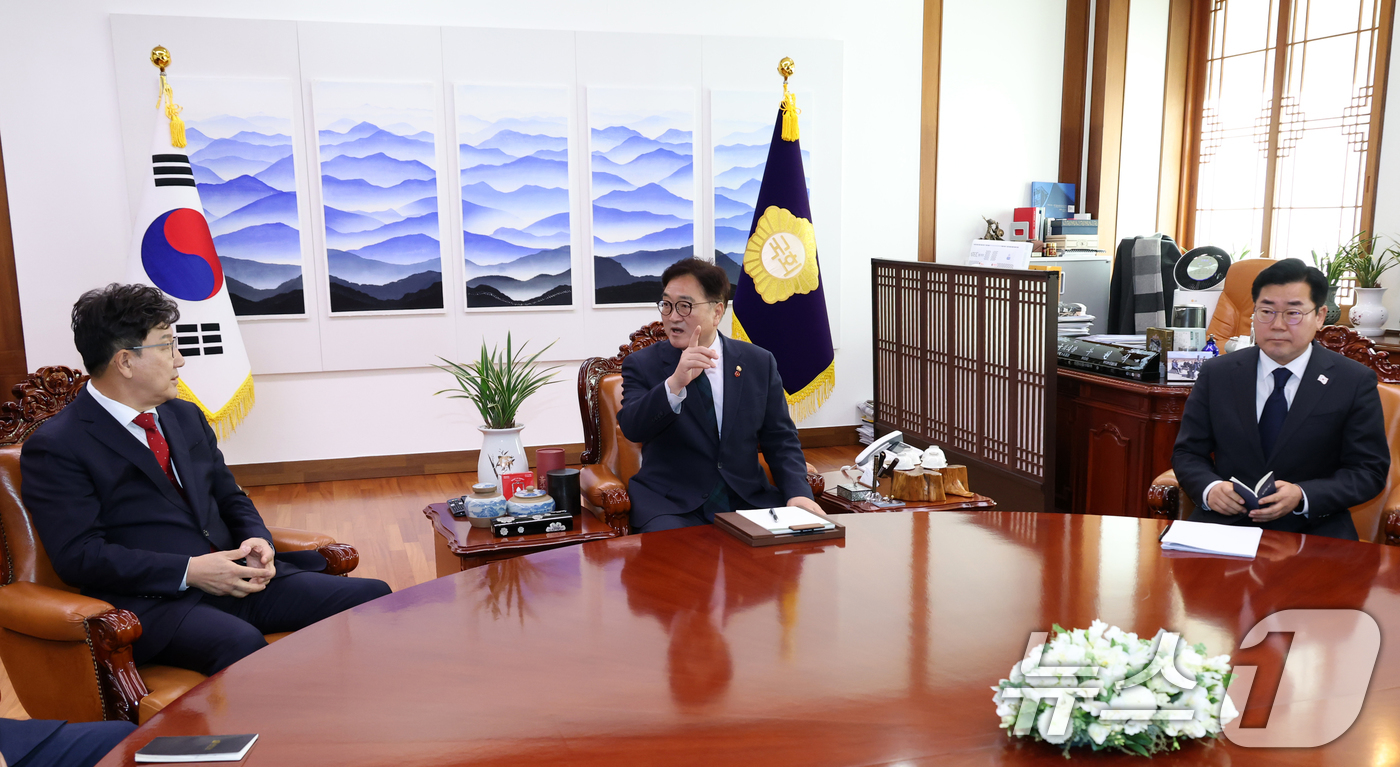 (서울=뉴스1) 안은나 기자 = 우원식 국회의장과 권성동 국민의힘 대표 권한대행 겸 원내대표, 박찬대 더불어민주당 원내대표가 23일 오전 서울 여의도 국회 의장실에서 회동을 가지고 …