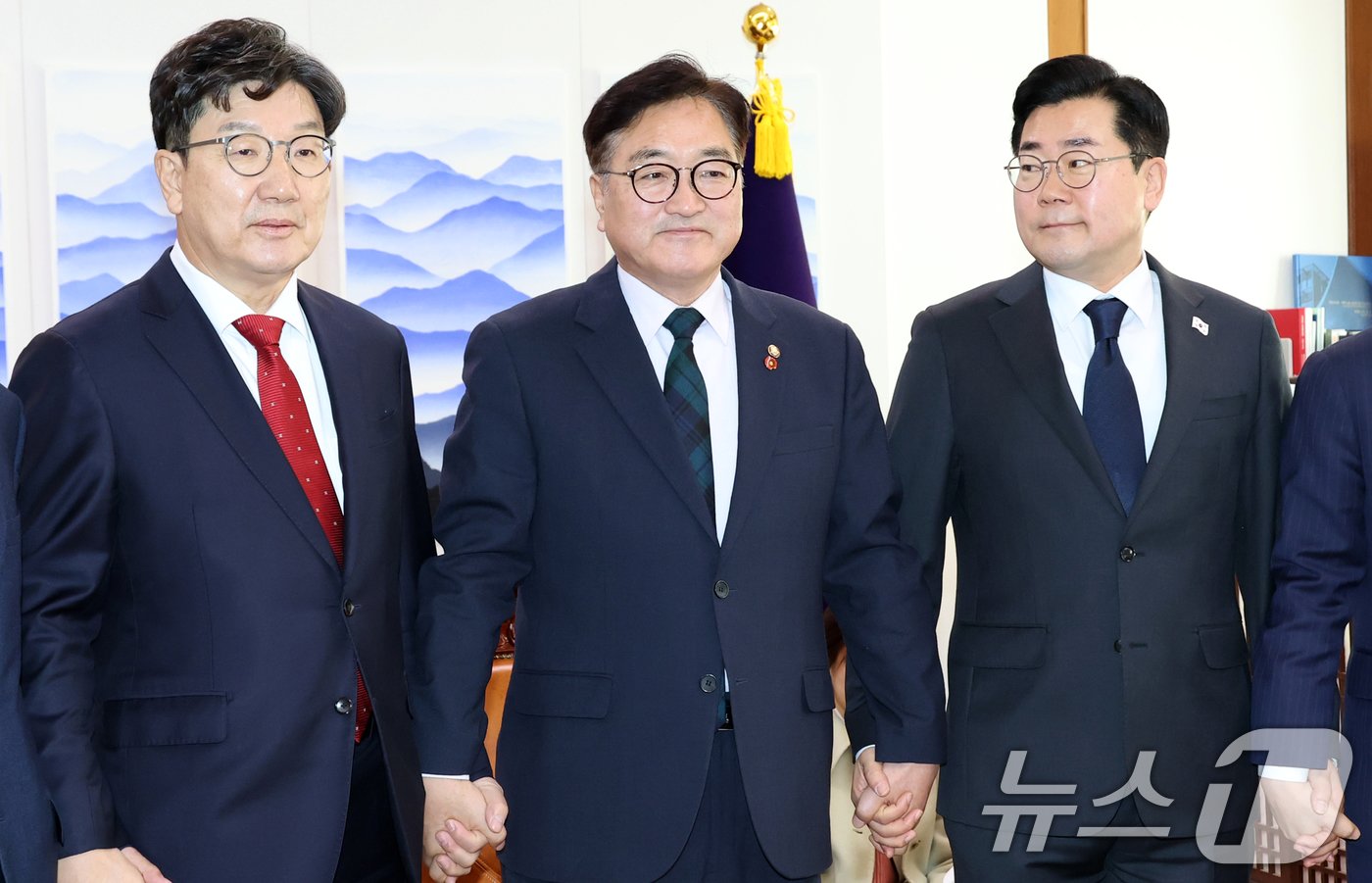 본문 이미지 - 우원식 국회의장(가운데)와 권성동 국민의힘 대표 권한대행 겸 원내대표(왼쪽), 박찬대 더불어민주당 원내대표가 23일 국회의장실에서 열린 회동에서 기념촬영을 하고 있다. (공동취재) 2024.12.23/뉴스1 ⓒ News1 안은나 기자