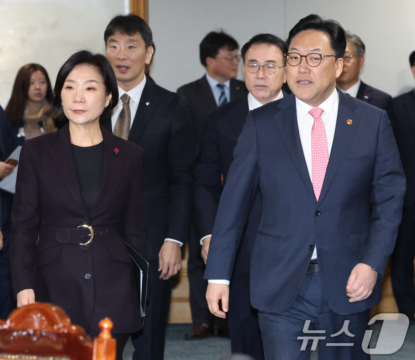 (서울=뉴스1) 송원영 기자 = 김병환 금융위원장과 오영주 중소벤처기업부 장관 등이 23일 서울 중구 은행회관에서 열린 은행권 소상공인 금융지원 간담회에 참석하고 있다. 왼쪽부터 …