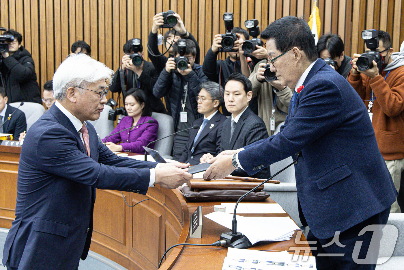 (서울=뉴스1) 이재명 기자 = 마은혁 헌법재판소 재판관 후보자가 23일 오전 서울 여의도 국회에서 열린 헌법재판소 재판관 선출안 심사를 위한 인사청문회에서 증인선서를 마친 후 선 …