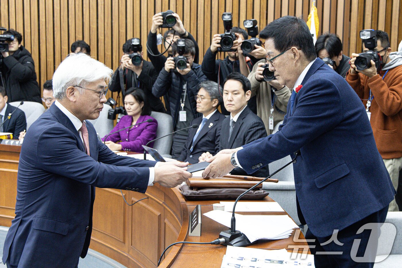 본문 이미지 - 마은혁 헌법재판소 재판관 후보자가 23일 오전 서울 여의도 국회에서 열린 헌법재판소 재판관 선출안 심사를 위한 인사청문회에서 증인선서를 마친 후 선서문을 박지원 위원장에게 전달하고 있다.  2024.12.23/뉴스1 ⓒ News1 이재명 기자