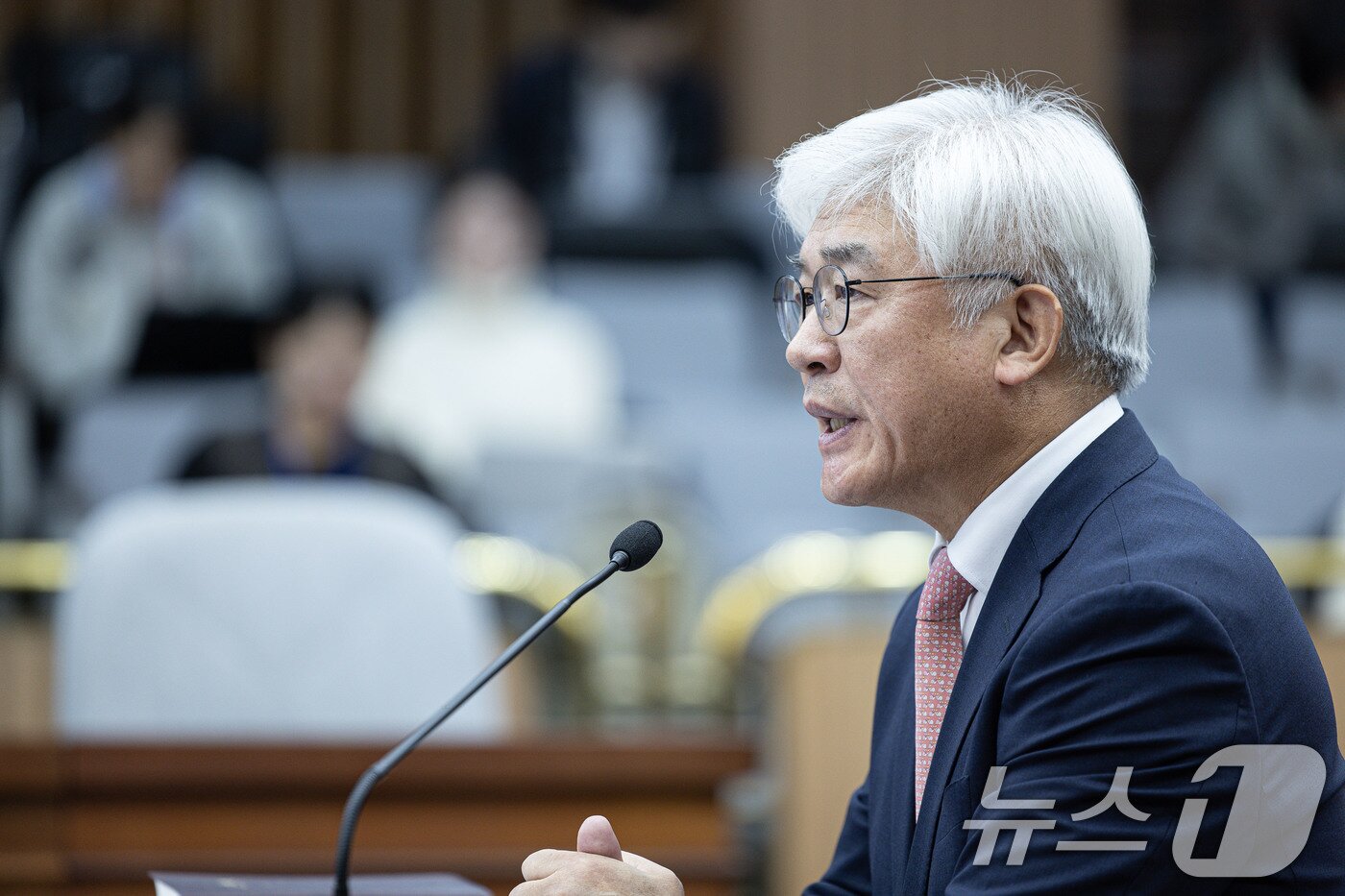 본문 이미지 - 마은혁 헌법재판소 재판관 후보자가 23일 오전 서울 여의도 국회에서 열린 헌법재판소 재판관 선출안 심사를 위한 인사청문회에서 의원 질의에 답변하고 있다.  2024.12.23/뉴스1 ⓒ News1 이재명 기자