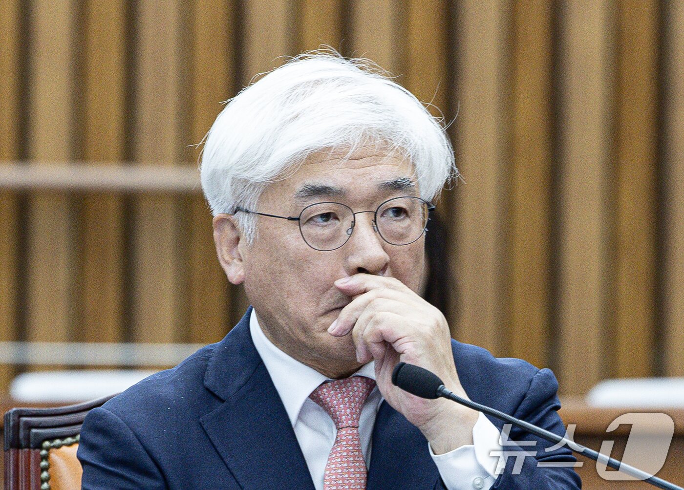 본문 이미지 - 마은혁 헌법재판소 재판관 후보자가 23일 오전 서울 여의도 국회에서 열린 헌법재판소 재판관 선출안 심사를 위한 인사청문회에서 답변을 고심하고 있다. 이날 청문회에는 국민의힘 의원들은 불참했다. 2024.12.23/뉴스1 ⓒ News1 이재명 기자