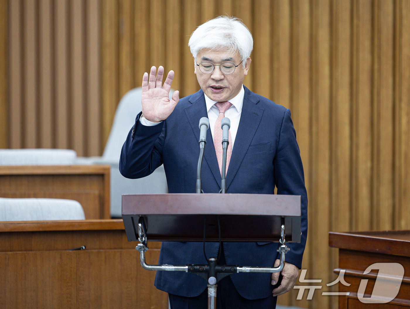 (서울=뉴스1) 이재명 기자 = 마은혁 헌법재판소 재판관 후보자가 23일 오전 서울 여의도 국회에서 열린 헌법재판소 재판관 선출안 심사를 위한 인사청문회에서 증인선서를 하고 있다. …