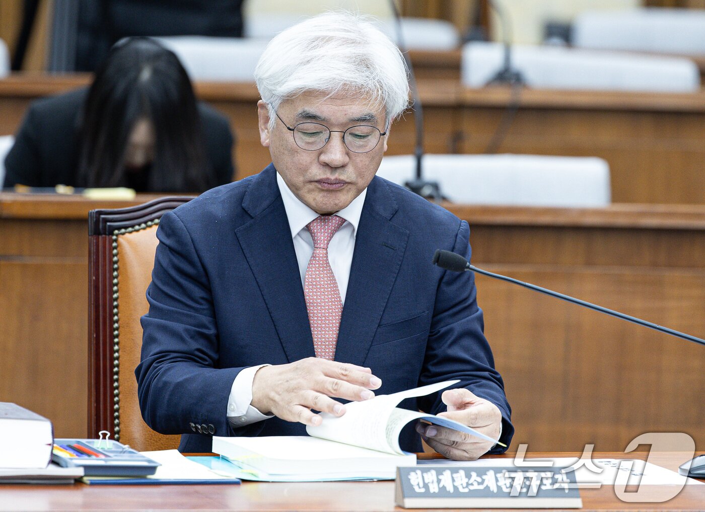 본문 이미지 - 마은혁 헌법재판소 재판관 후보자가 23일 오전 서울 여의도 국회에서 열린 헌법재판소 재판관 선출안 심사를 위한 인사청문회에서 자료를 살펴보고 있다. 2024.12.23/뉴스1 ⓒ News1 이재명 기자