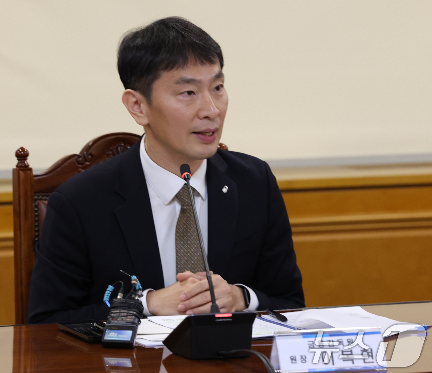 (서울=뉴스1) 송원영 기자 = 이복현 금융감독원장이 23일 서울 중구 은행회관에서 열린 은행권 소상공인 금융지원 간담회에서 발언을 하고 있다. 2024.12.23/뉴스1