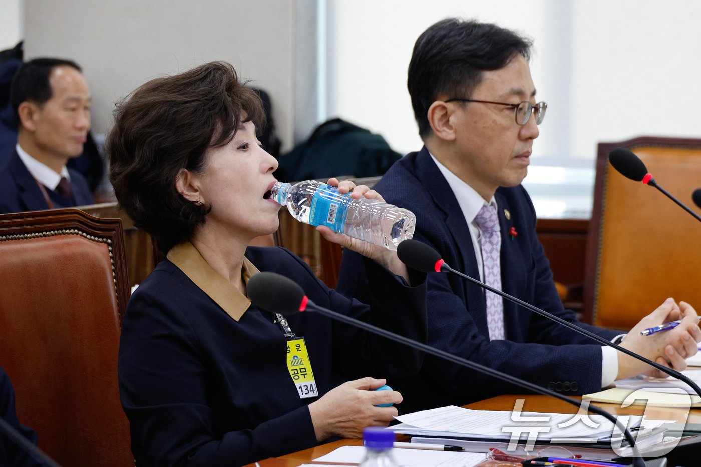 본문 이미지 - 박선영 진실화해를위한과거사정리위원회 위원장이 23일 서울 여의도 국회에서 열린 행정안전위원회 전체회의에 출석해 박 위원장의 퇴장을 요구하는 야당 의원들의 발언을 듣고 있다. 2024.12.23/뉴스1 ⓒ News1 안은나 기자