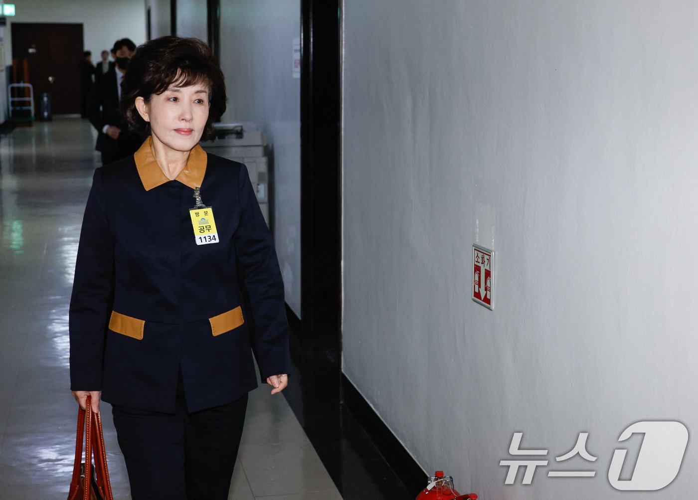 본문 이미지 - 박선영 진실화해를위한과거사정리위원회 위원장이 23일 서울 여의도 국회에서 열린 행정안전위원회 전체회의에서 신정훈 위원장과 야당 요구에 의해 퇴장하고 있다. 2024.12.23/뉴스1 ⓒ News1 안은나 기자