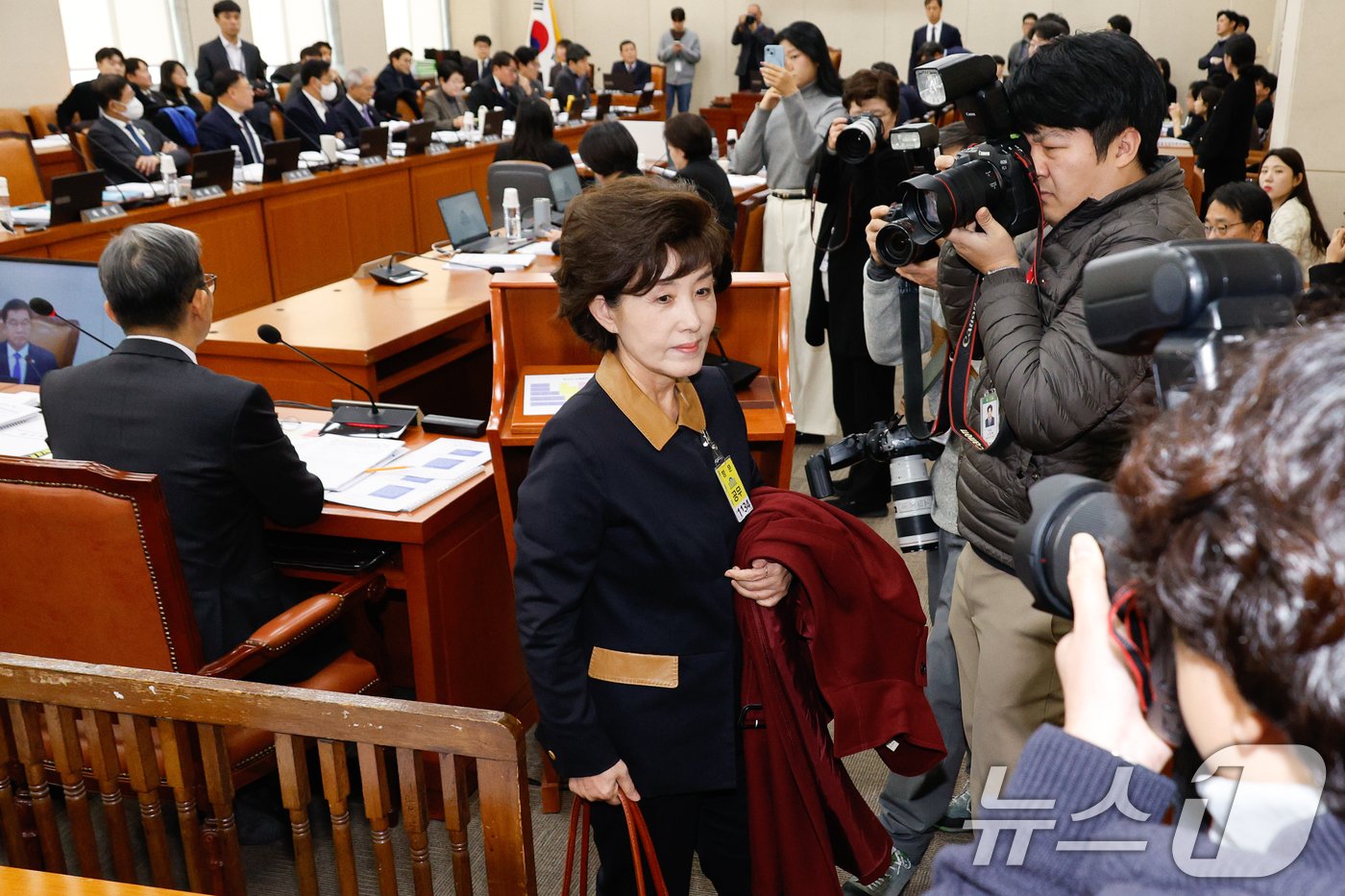 본문 이미지 - 박선영 진실화해를위한과거사정리위원회 위원장이 23일 서울 여의도 국회에서 열린 행정안전위원회 전체회의에서 신정훈 위원장과 야당 요구에 의해 퇴장하고 있다. 2024.12.23/뉴스1 ⓒ News1 안은나 기자