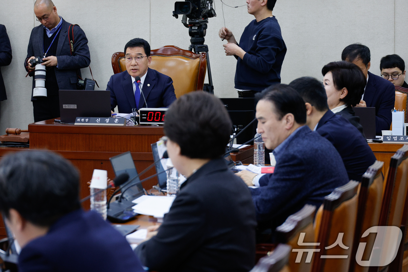 (서울=뉴스1) 안은나 기자 = 신정훈 국회 행정안전위원회 위원장이 23일 서울 여의도 국회에서 열린 행안위 전체회의에서 박선영 진실화해를위한과거사정리위원회 위원장 퇴장을 요구하고 …