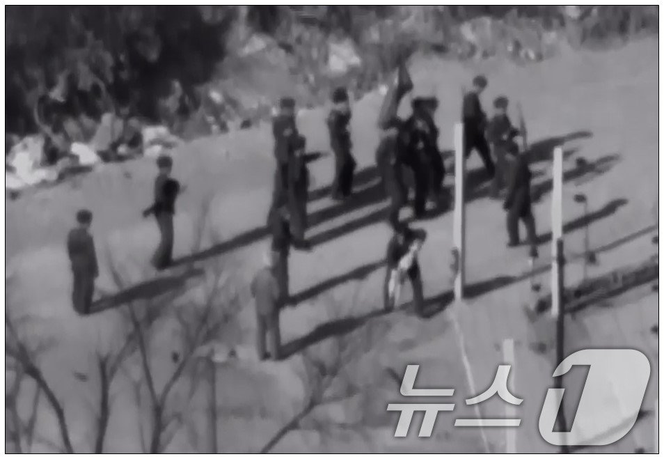 본문 이미지 - 합동참모본부가 23일 공개한 최근 북한군 동향 모습 중 동물을 이용해 전기철책을 시험하는 모습. (합동참모본부 제공) 2024.12.23/뉴스1