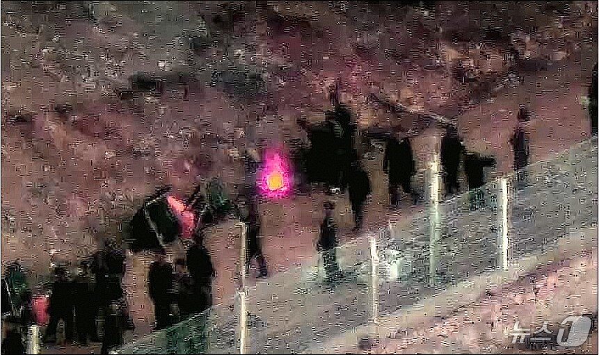 본문 이미지 - 합동참모본부가 공개한 군사분계선(MDL) 이북지역 북한 장병들의 모습. (합동참모본부 제공) 2024.12.23 ⓒ 뉴스1