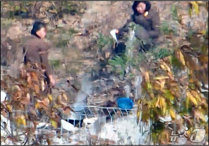 본문 이미지 - 합동참모본부가 23일 공개한 최근 북한군 동향 모습 중 취사하는 모습. (합동참모본부 제공) 2024.12.23/뉴스1