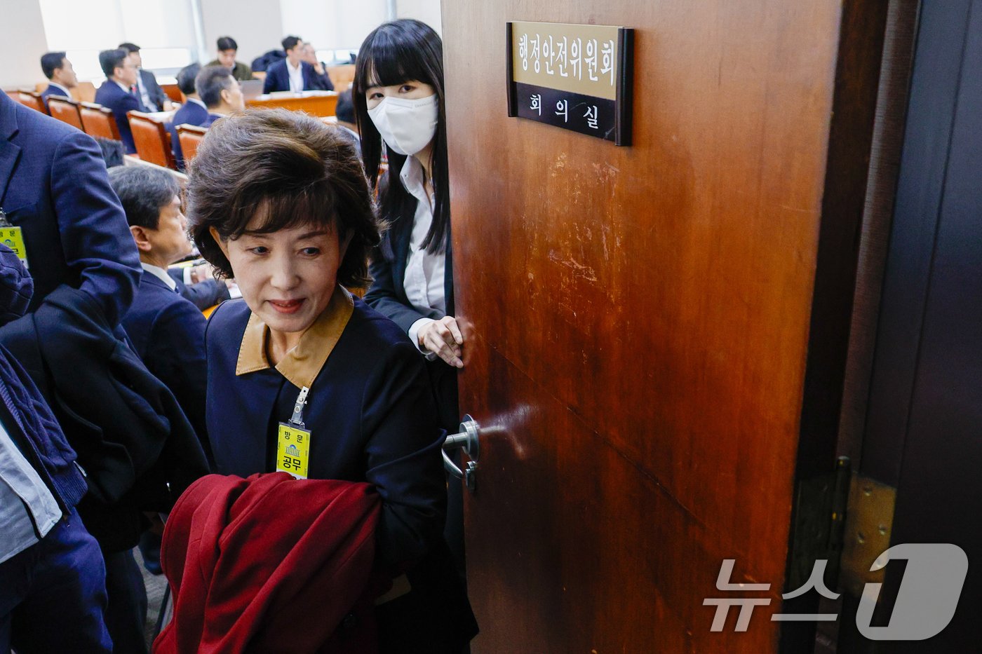 본문 이미지 - 박선영 진실화해를위한과거사정리위원회 위원장이 23일 서울 여의도 국회에서 열린 행정안전위원회 전체회의에서 신정훈 위원장과 야당 요구에 의해 퇴장하고 있다. 2024.12.23/뉴스1 ⓒ News1 안은나 기자