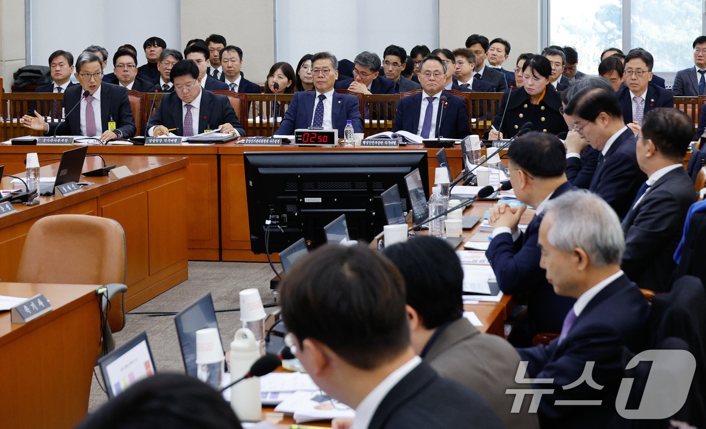 우종수 경찰청 국가수사본부장이 23일 서울 여의도 국회에서 열린 행정안전위원회 전체회의에서 의원 질의에 답하고 있다. 2024.12.23/뉴스1 ⓒ News1 안은나 기자