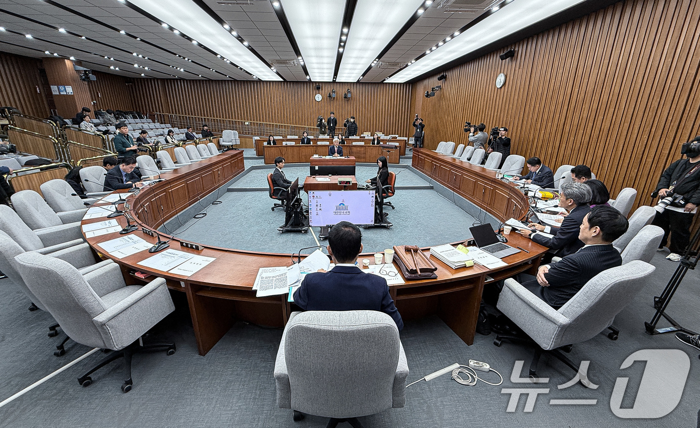 (서울=뉴스1) 이재명 기자 = 마은혁 헌법재판소 재판관 후보자가 23일 오전 서울 여의도 국회에서 열린 헌법재판소 재판관 선출안 심사를 위한 인사청문회에서 의원 질의에 답변하고 …