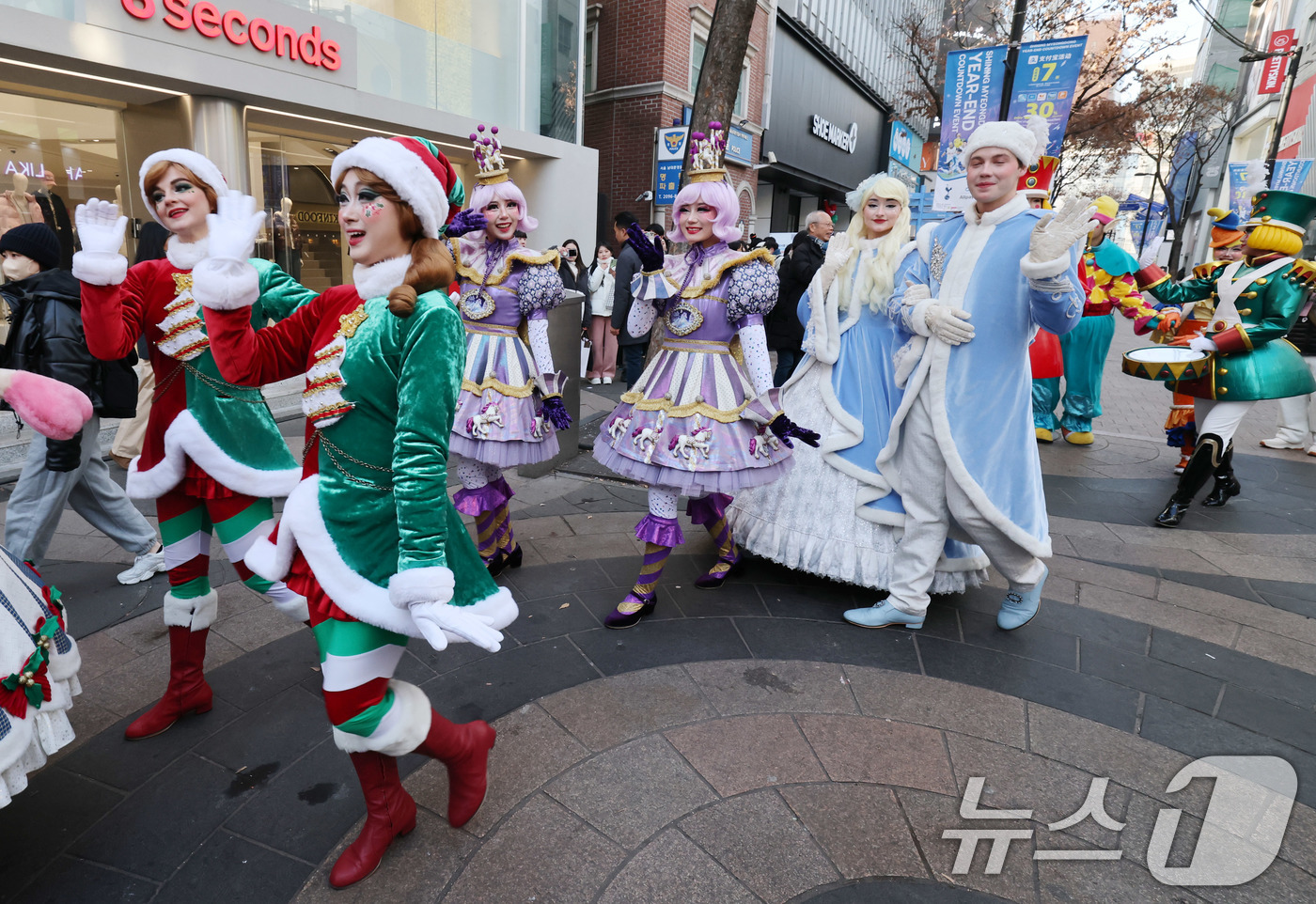 (서울=뉴스1) 박세연 기자 = 23일 서울 중구 명동거리에서 에버랜드 연기자들이 미니 퍼레이드를 진행하고 있다.내년 3월3일까지 겨울축제 ‘윈터토피아’가 진행되는 에버랜드에서는 …