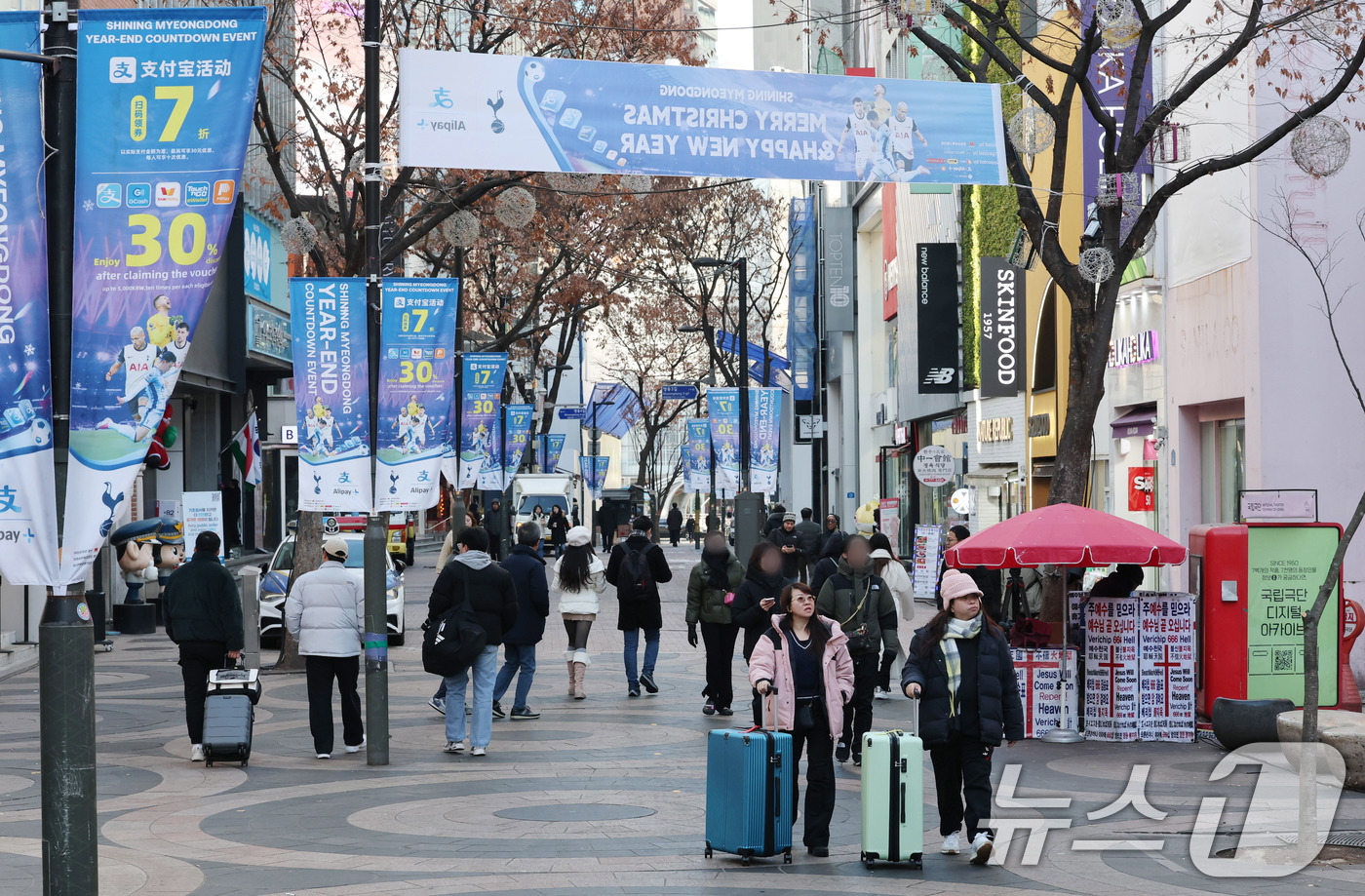 (서울=뉴스1) 박세연 기자 = 23일 서울 명동거리에서 외국인 관광객이 이동하고 있다.‘12·3 비상계엄' 사태의 영향으로 관광업계에 침체 우려가 커지고 있다.부산관광공사가 최근 …