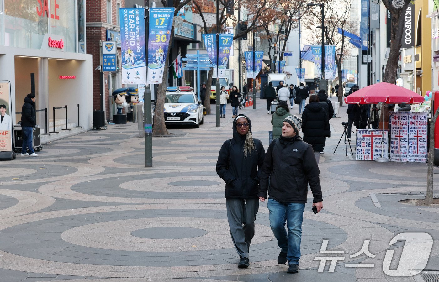 23일 서울 명동거리에서 외국인 관광객이 이동하고 있다. ‘12·3 비상계엄&#39; 사태의 영향으로 관광업계에 침체 우려가 커지고 있다. 2024.12.23/뉴스1 ⓒ News1 박세연 기자