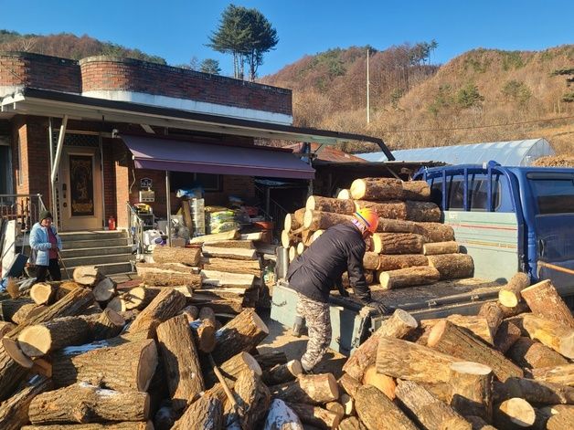 평창군, 취약계층 14가구에 난방용 땔감 4톤씩 지원