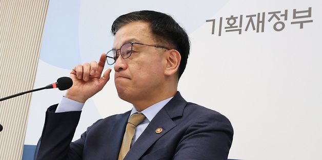 안경 고쳐 쓰는 최상목 경제부총리