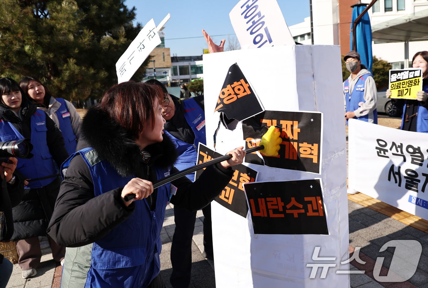 (서울=뉴스1) 구윤성 기자 = 병원·돌봄 노동자들이 23일 서울 종로구 서울대학교병원 앞에서 열린 '병원·돌봄 노동자 시국선언 대회'에서 윤석열 대통령의 퇴진과 함께 정부의 의료 …