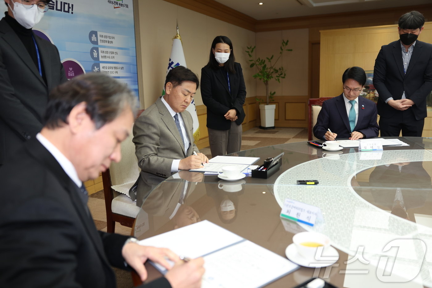 본문 이미지 - 전북자치도와 고창군은 23일 도청 회의실에서 ㈜손오공머티리얼즈, ㈜지텍, 대경에이티㈜ 3개사와 고창 신활력산업단지 내 1900억원 규모의 투자협약을 맺었다. 김관영 도지사와 심덕섭 군수가 투자협약서에 서명하고 있다.(고창군 제공)2024.12.23/뉴스1  