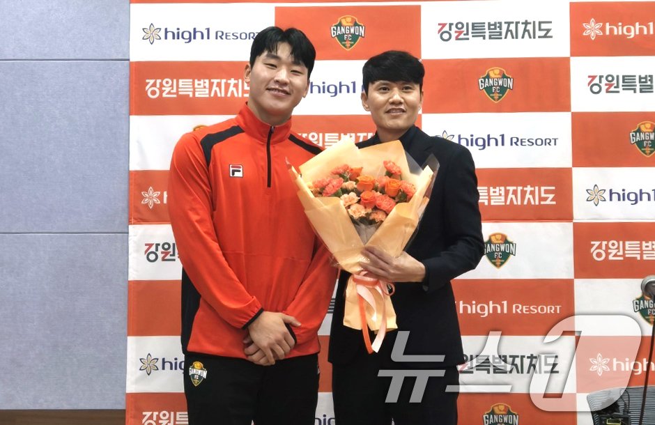 본문 이미지 - 정경호 신임 강원FC 감독이 23일 강릉시 강남축구공원 내 오렌지하우스에서 열린 취임 기자회견에 앞서 이광연 선수에게 꽃다발을 전달 받고 있다. 2024.12.23/뉴스1 ⓒ News1 윤왕근 기자