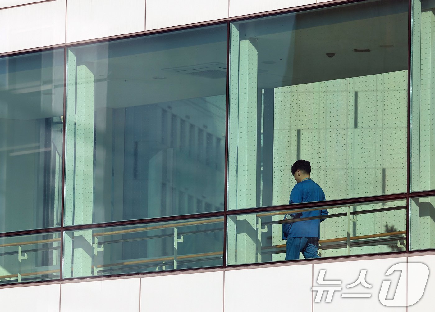 본문 이미지 - 지난달 23일 서울의 한 대형병원에서 의료진이 이동하고 있다. 2024.12.23/뉴스1 ⓒ News1 구윤성 기자