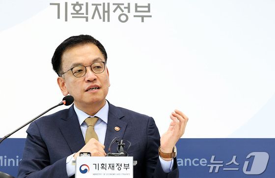 최상목 "경제정책방향 등 대통령실과 논의 전혀 없다"