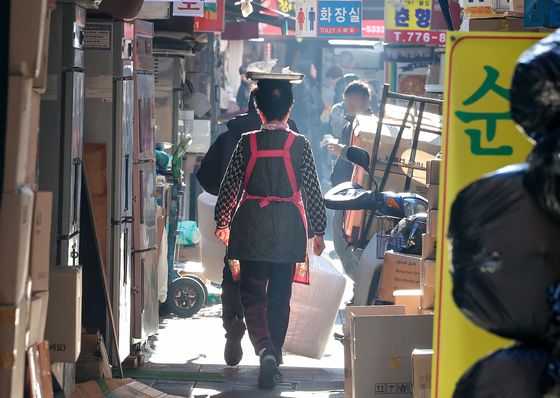 내수침체 장기화에 소상공인 직격탄…재계, 불씨살리기 '안간힘'