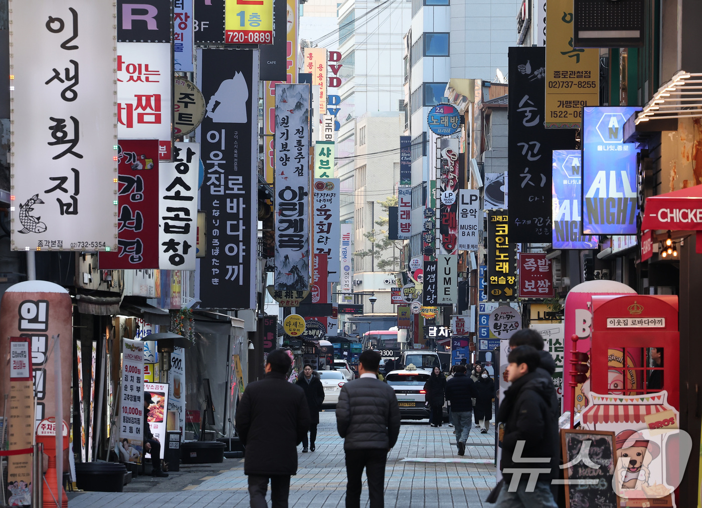 (서울=뉴스1) 김성진 기자 = 비상계엄 사태가 발발한 이달 첫째 주 전국 신용카드 이용금액이 전주 대비 26% 급감한 것으로 조사됐다.22일 통계청이 공개하는 속보성 데이터인 나 …