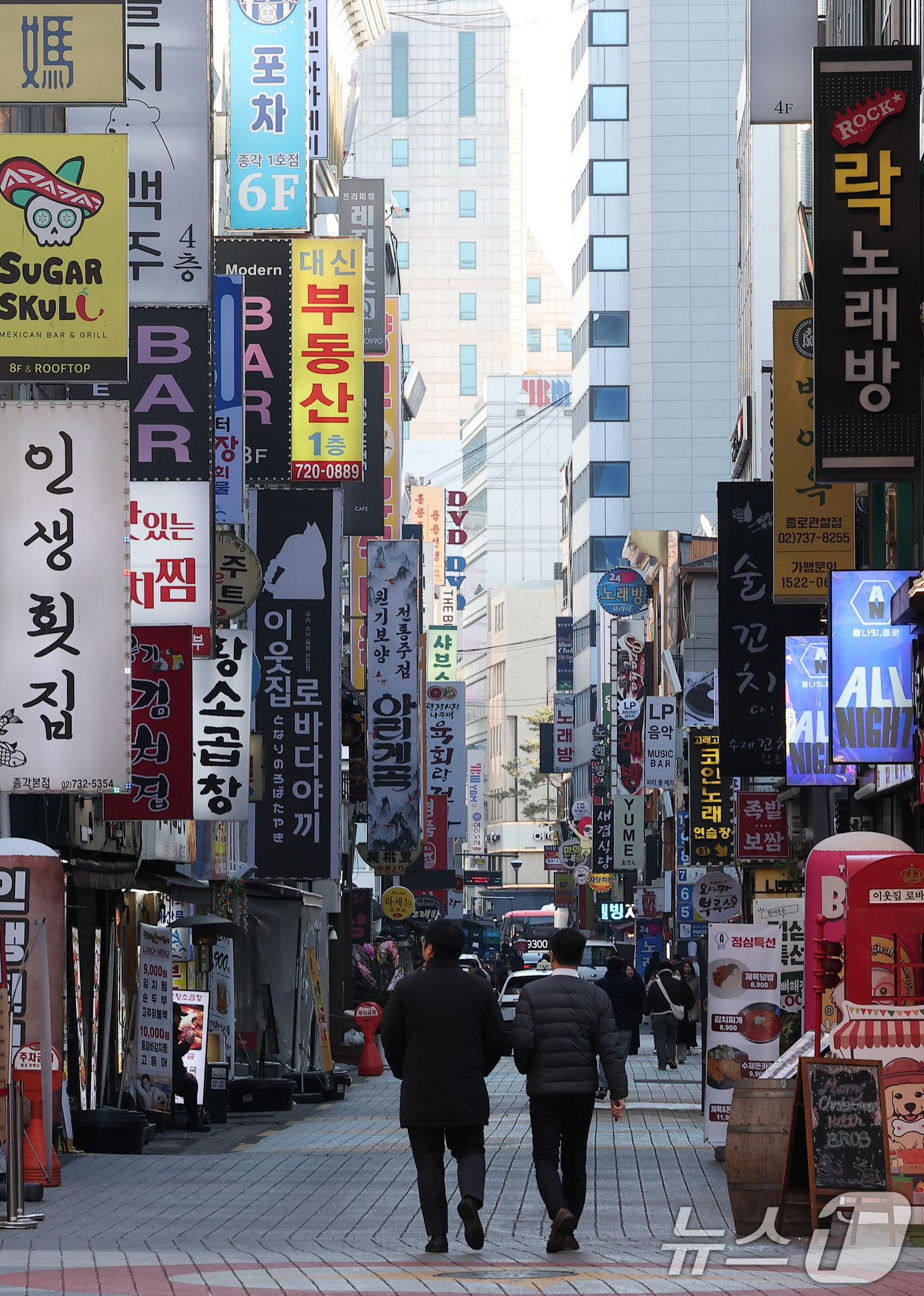 (서울=뉴스1) 김성진 기자 = 비상계엄 사태가 발발한 이달 첫째 주 전국 신용카드 이용금액이 전주 대비 26% 급감한 것으로 조사됐다.22일 통계청이 공개하는 속보성 데이터인 나 …