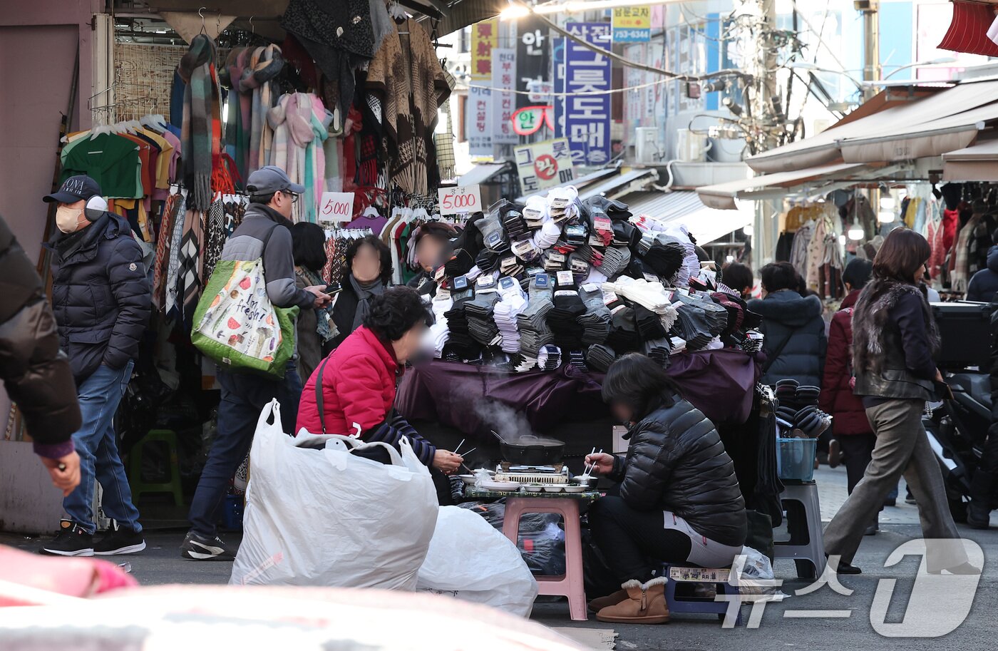 본문 이미지 - 서울 남대문 시장에서 상인들이 점심 식사를 하고 있다. 2024.12.23 ⓒ 뉴스1 김성진 기자