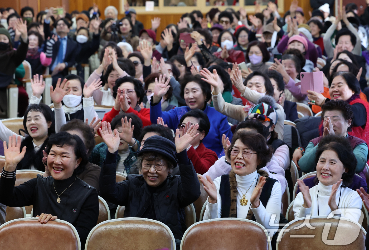 (서울=뉴스1) 송원영 기자 = 일성여자중고등학교 만학도 어르신들이 23일 서울 종로구 서울시교육청에서 열린 '어르신 교육 생애사 출판 기념회'에서 공연을 관람하고 있다. 2024 …