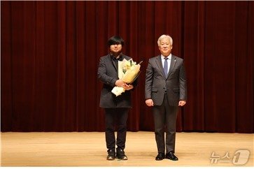 한국지질자원연구원 엄인권 박사&#40;왼쪽&#41;와 이평구 원장이 기념촬영을 하고 있다.&#40;KIGAM 제공&#41;/뉴스1