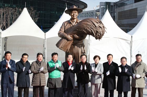 중절모에 볏단 끌어안은 '박정희'…동대구역 광장 동상 제막식 '시끌'(종합)